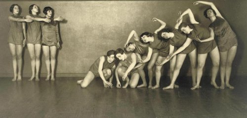 Troupe de danse Skoronel Truempy. Photo prise vers 1930 Photo - Jacobi Lutte Nudes & Noises  
