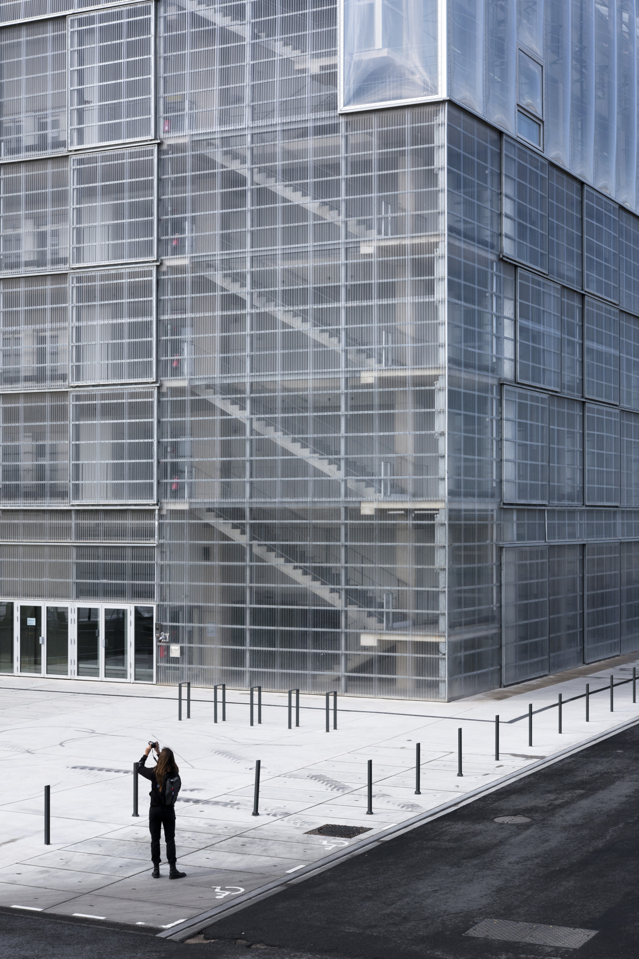 The FRAC in Dunkerque houses regionally assembled public collections of contemporary art. Lacaton & Vassal created a double of the existing old boat warehouse next to it, with a light and bioclimatic prefabricated envelope.
Photo by Belgian architect...