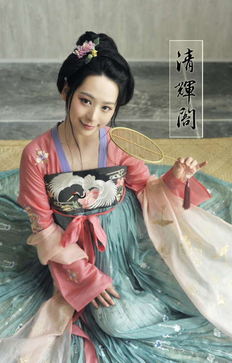 hotweibo: Authentic Hanfu(汉服) by Qinghuige(清辉阁). This style of Hanfu is the most beautiful one. （Pi