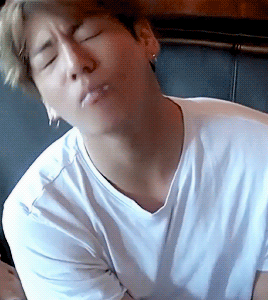 jeonify:sleepy baby and his poor neck 