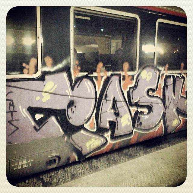 ☆☆☆ Reportage en images à #Paris ☆☆☆☆
#flop #paristonkarmagazine #art #gare #streetart #graffiti #writer #artistes #stencil #painting #art #urban #train #Paris #france #tag #throwup #drawings #vandale #vandalism #hiphop #ville