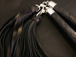 Edgeplay-Co-Uk:  &Amp;Lsquo;Black Pearl&Amp;Rsquo; Heavy Nunchuck Swivel Floggers