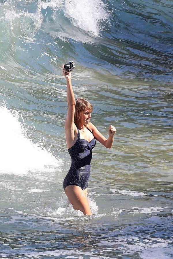 unconditionally-swift:  When you realise that cameras and water don’t mix