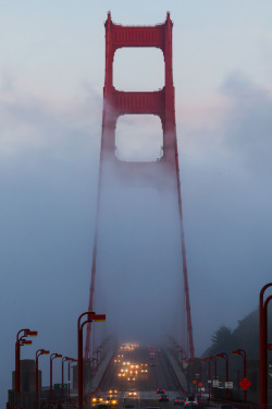 llbwwb:  Golden Gate Bridge in Fog by Putt