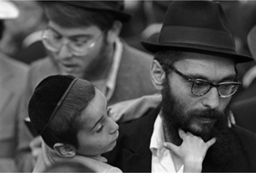 Father and Son at 770, Crown Heights, Brooklyn, 1973, photograph by Jerry Dantzic.