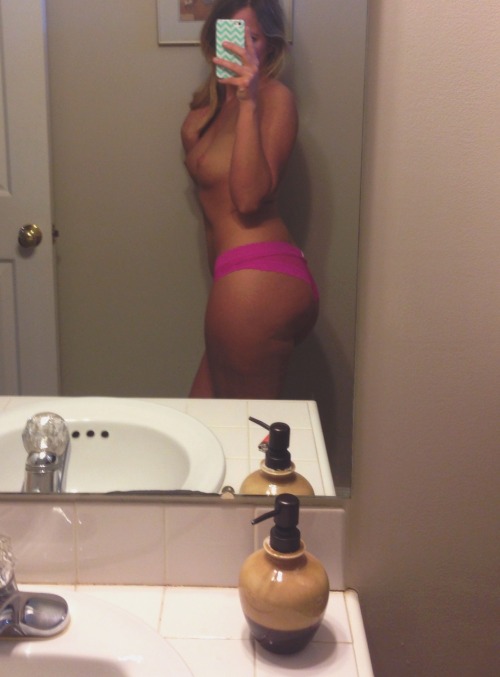 sarahxoxoblog:  anyone wanna come kidnap me so I don’t haveta goooo!?!?  Hot bum
