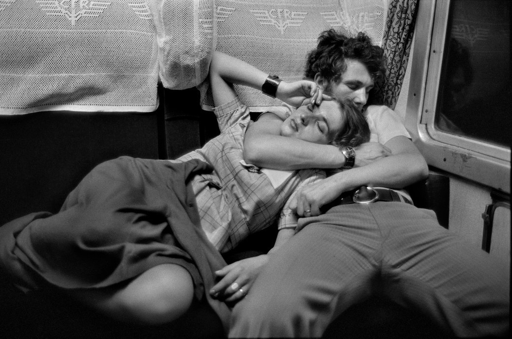 dolm:  Romania. Couple in a train. 1975. Henri Cartier-Bresson.