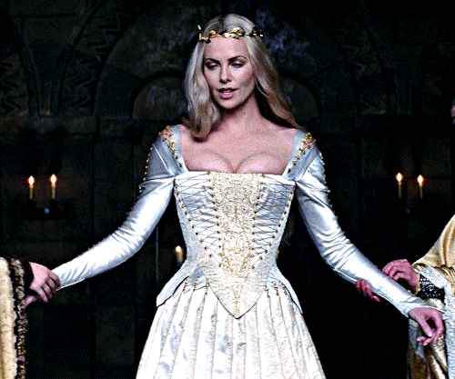 beyonce-knowles-carter:Charlize Theron as Queen RavennaSNOW WHITE AND THE HUNTSMAN (2012)THE HUNTSMA