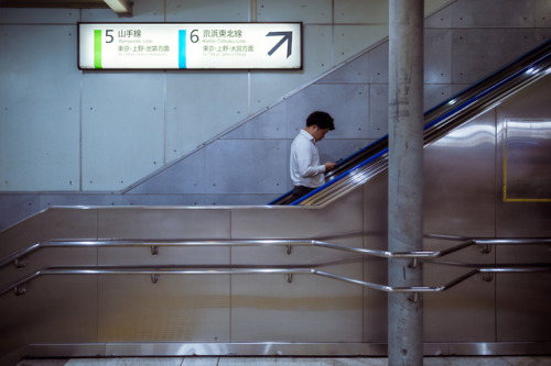 tokyostreetphoto:Going Up, Shinbashi 新橋