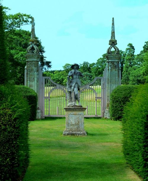 Canons Ashby House gardens in Northamptonshire / England (by Jason Ballard).
