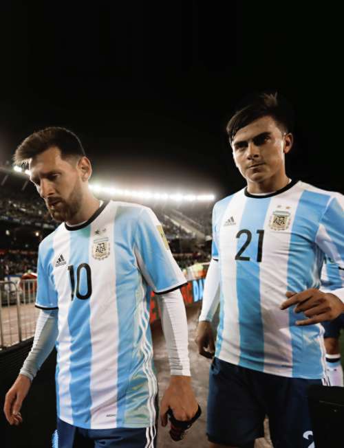 barcelonaesmuchomas:Lionel Messi retires from the field with Paulo Dybala during the 2018 FIFA Argen