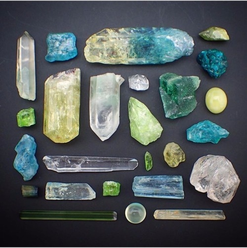 mineraliety: I love how @structure_mineralslays out their sets ///////  www.instagram.com/miner