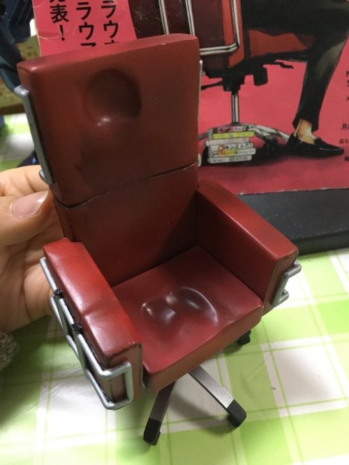 Hobby sculptor Chikashi shares her incredible rendition of Levi in the red chair, based on Isayama Hajime’s illustration for the August 2014 cover of FRAU magazine! She started working on it in late 2016 and has completed it in time for Wonder Festival