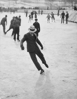 wehadfacesthen:Ice skating, 1937