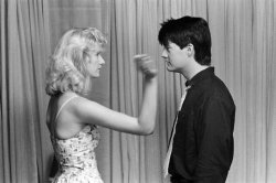 trash-fuckyou:Laura Dern and Kyle MacLachlan on the set of Blue Velvet, 1986  Laura Dern is so adorable here