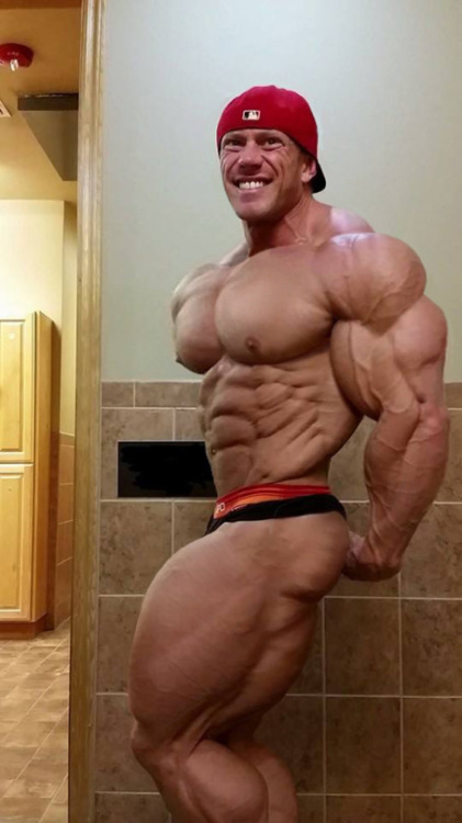 roidedmusclebullswithemptyposers:  love those muscle tits xx.