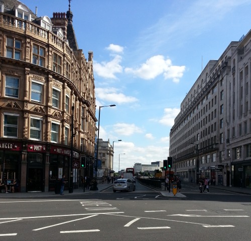 ストランドからまっすぐ行けば、ウォータールー橋があります。Strand facing towards Waterloo Bridge.