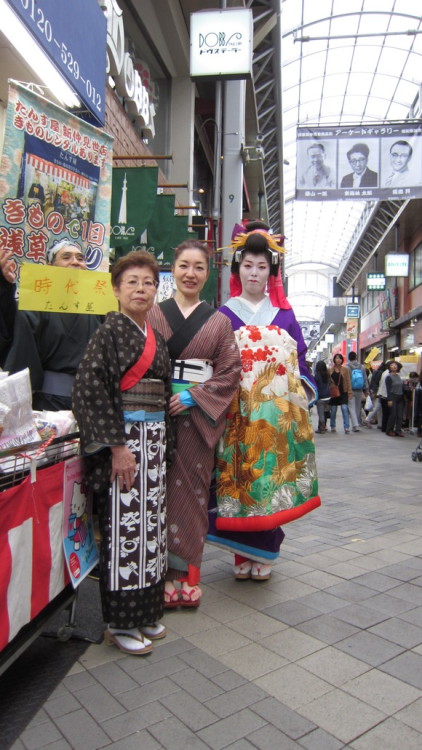 Those Tansuya clerks had such a nice group costume for last Halloween. They chose to impersonate key