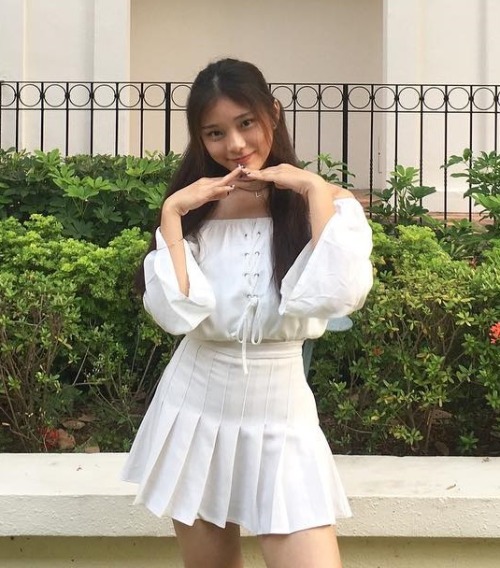 tripbot69: foreverhornyasian: Cameltoe Ig eunicellx