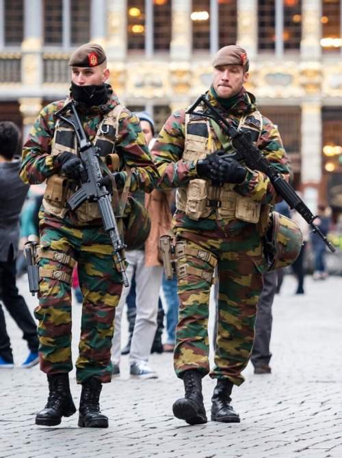 fnhfal:Belgian soldiers.