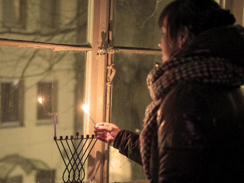 haaretz:Where the Warsaw Ghetto once stood, Hanukkah candles light the night