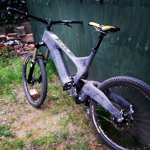 eatsleepdrinkbike: my carbon beast after a week of commuting. #carbon #commute #bike