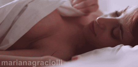 marianagraciolli:  Mari Graciolli acordando lindamente (GIF em HD).