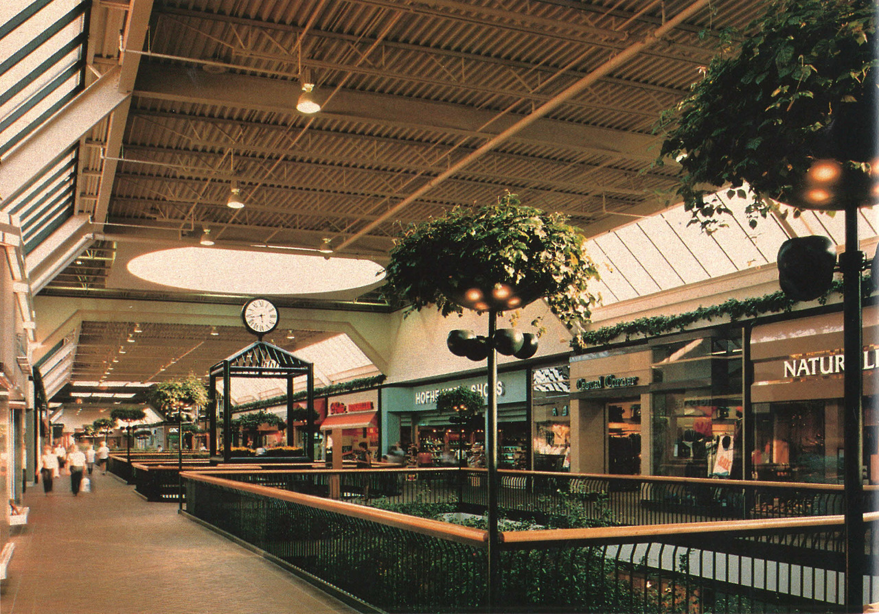 LuigiDonatello / obsessedbyneon / 80sretroelectro - Valley View mall in