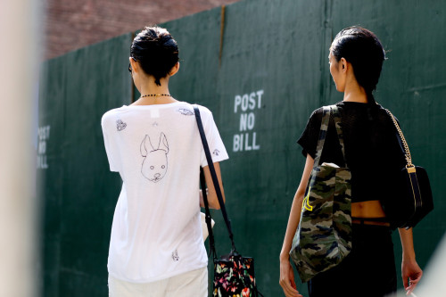 rawkiss:bodyfluids:  Xiao Wen Ju & Sissi Hou @ NYFW   Such a cute shirt too