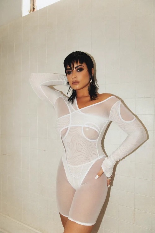 artofstartinover:Demi Lovato - Skin of my porn pictures