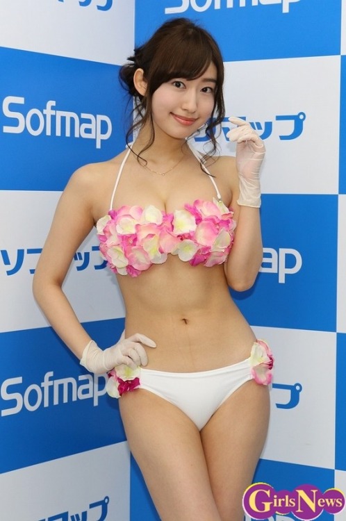 elliotsalem:worldofglovefetish:Miko Terada presenting her new movie.  Why aren’t more movies presented like this??