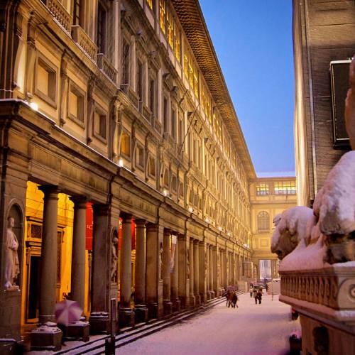 Piazza Uffizi in the snow #florence #firenze #snow #neve #uffizi (at Uffizi Gallery)