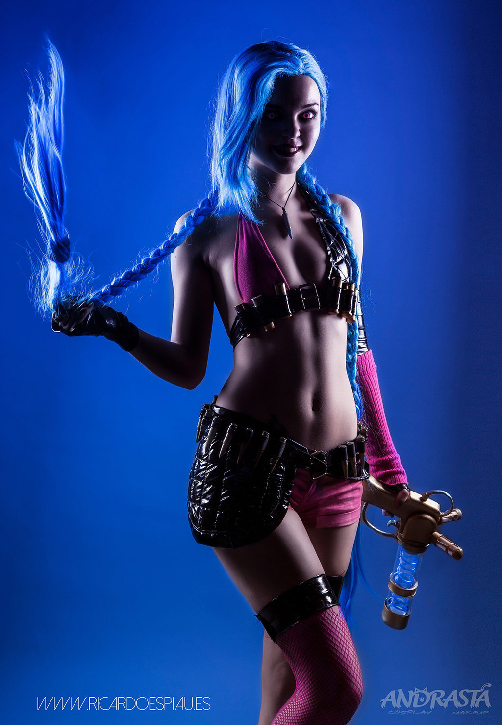 hotcosplaychicks:  Jinx cosplay from League of Legends by xAndrastax 