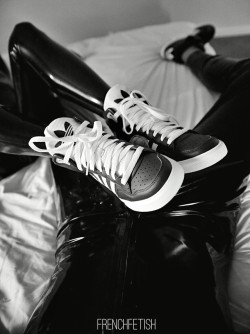 frenchfetish:  Good sneakers footjob, good
