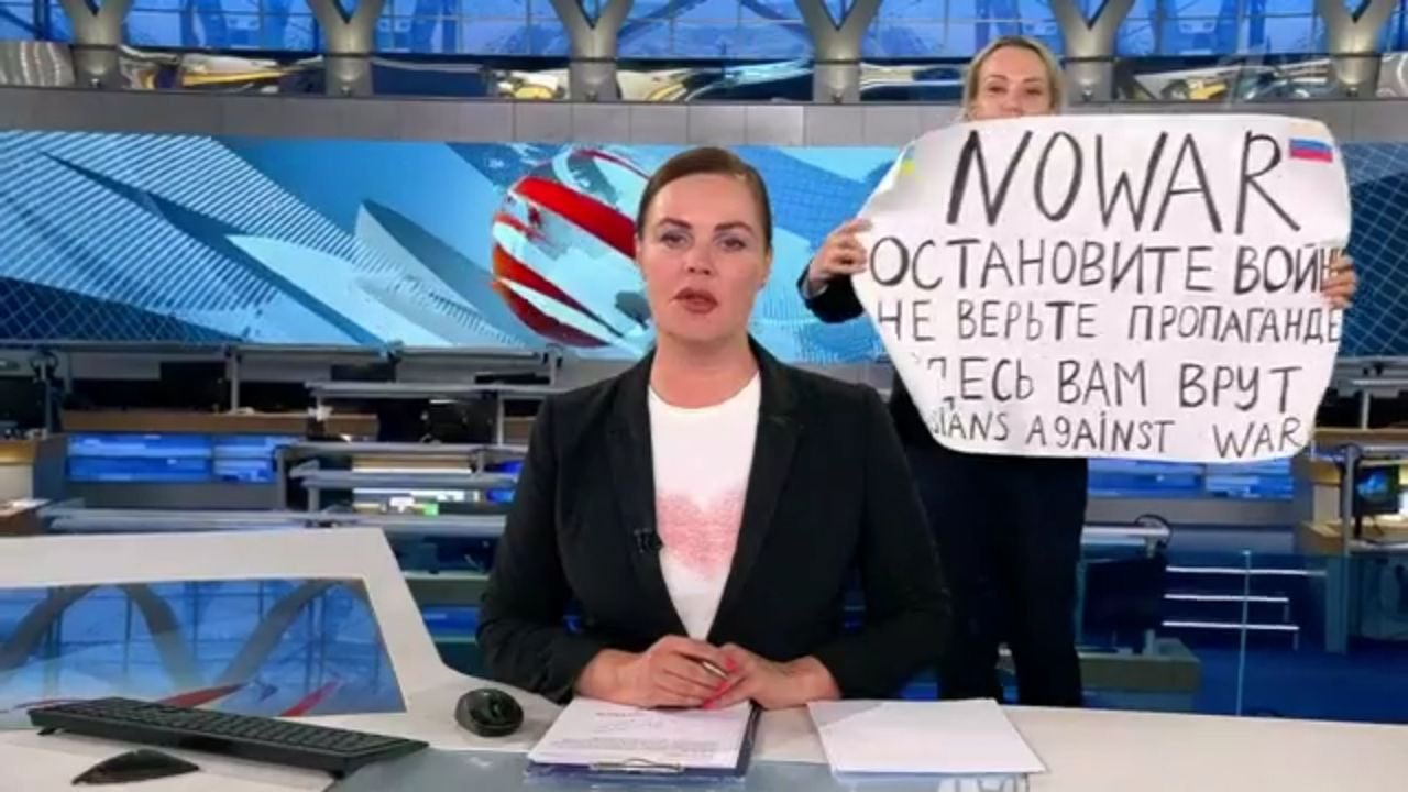 complicated-citrus:stop the war. don’t trust propaganda. they lie to you here. russians against war.state tv, live news. this brave lady, Marina Ovsyannikova, has been working on channel one for many years, and now she did this. a small glimpse
