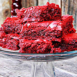 everybody-loves-to-eat:  red velvet everything. 