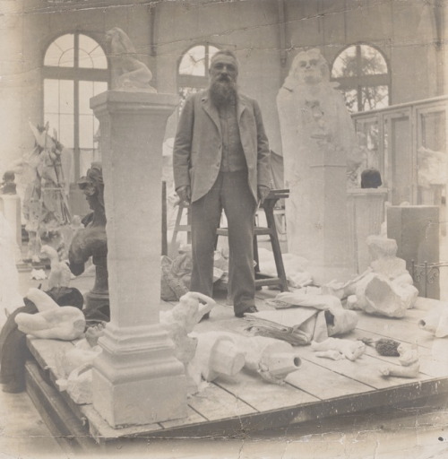 Working in his studio from live models, Auguste Rodin developed concepts for sculptures in clay. pai