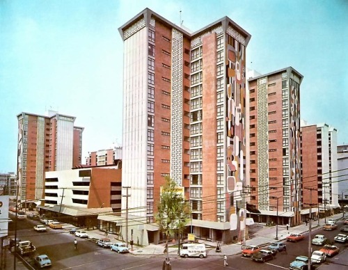 unavidamoderna: Vista de un edificio ‘Tipo A’ y un edificio de estacionamiento, Unidad M