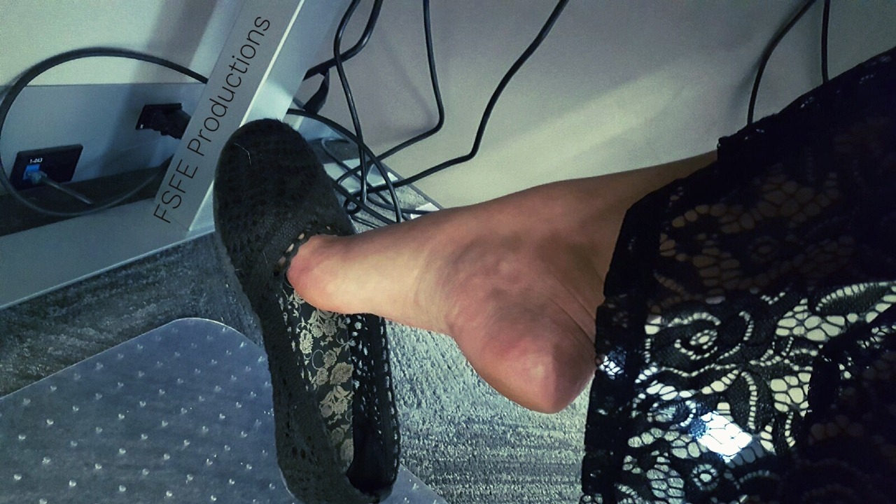 f-s-f-e-productions:  I love when she’s dangling her little flats at the office