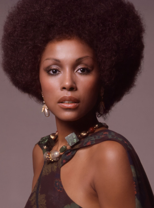 flyandfamousblackgirls:Diahann Carroll photographed by Anthony Barboza (1973). 