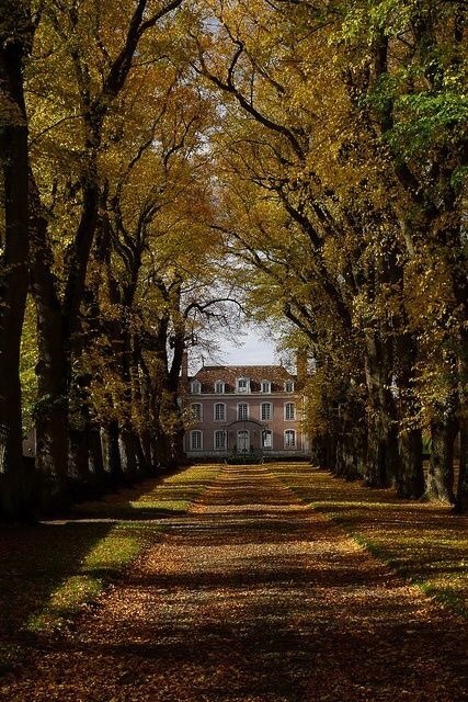 Stunnimg mansion in the northern french countryside, St. Cheron to be precise. #CountrysideHomes