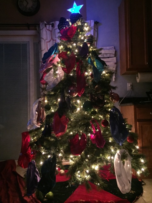 jenniingrid: Did anyone else decorate their tree like this? Merry Christmas and a very Happy New Yea