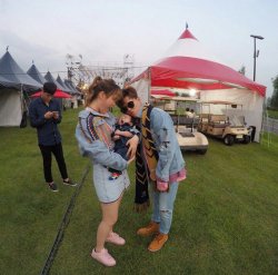 biyoongis:  akmu-is-love:Akmu with a baby!