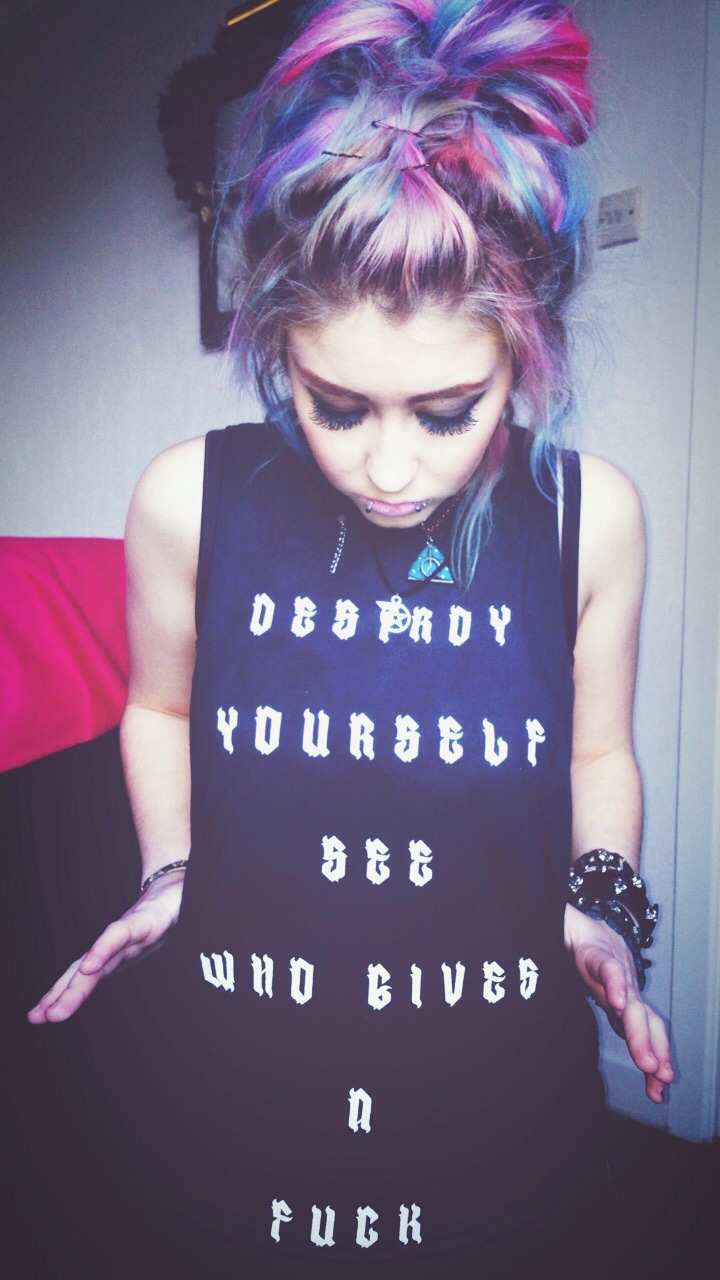 itsfuckinghopeless:  ginge722:  arcadiia:  🌚  🎀  LoG lyrics beautifully shirted