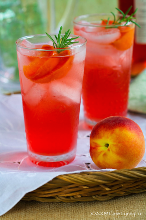 15 *boozy* and ~fruity~ spritzers to keep you cool this summer