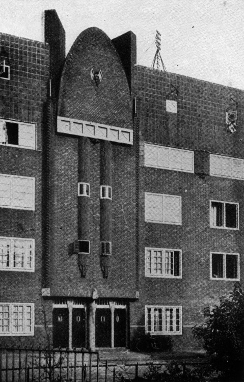 archiveofaffinities: L. De Klerk, Tenement Block, Amsterdam, The Netherlands, 1917 Spaarndammerpla