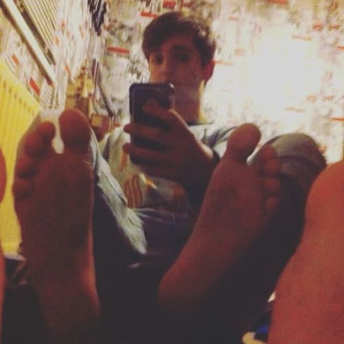 teenboysmellyfeet: Young skater taking a pic of his soles for his Instagram page. 100 Likes and he&r