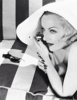 youaintheardnothinyet:  Carole Lombard 