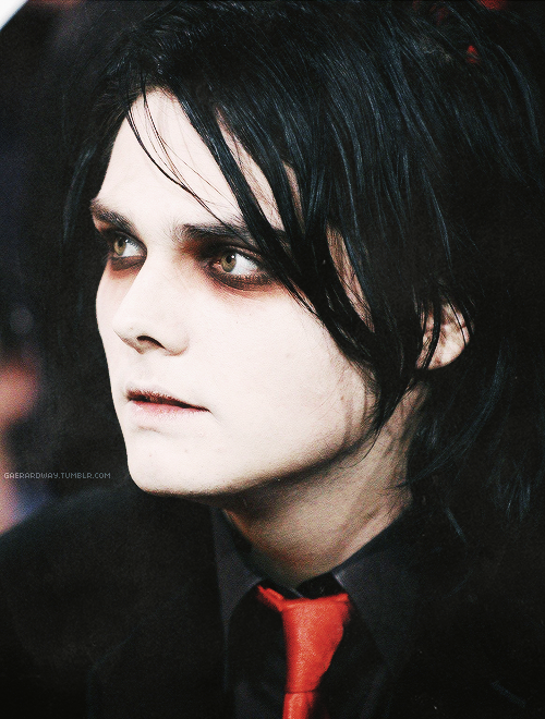 gaerardway:  [20/?] favorite pictures of Gerard Way with the red tie           