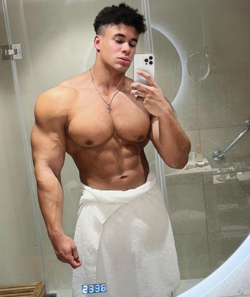 Porn Pics musculargodsamongmen: Onome Egger  